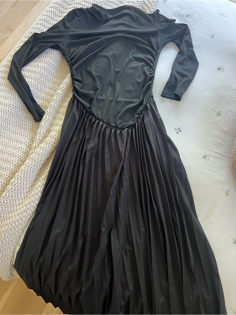 SHEIN Black Long-Sleeve Pleated Midi Dress